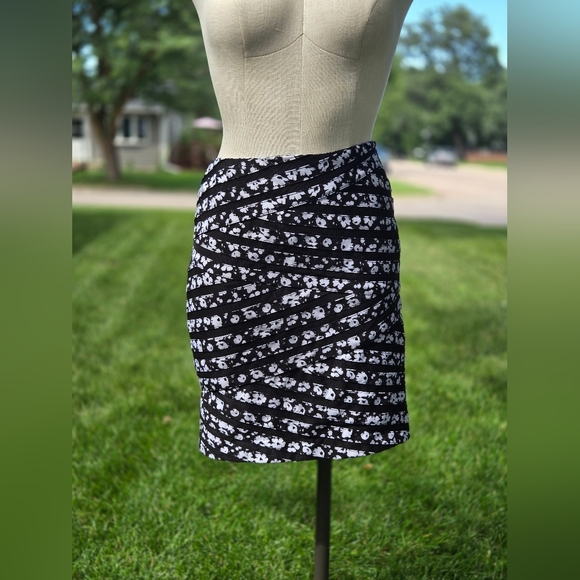 White House Black Market Dresses & Skirts - White House Black Market Black and White Patterned Pencil Skirt